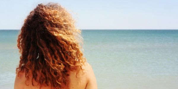 ¿Cómo afectan a tu pelo el agua del mar y la piscina?